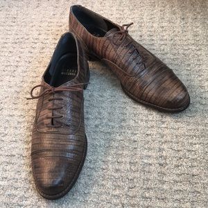 Stuart Weizman brown, alligator patterned leather oxford shoes sz8M